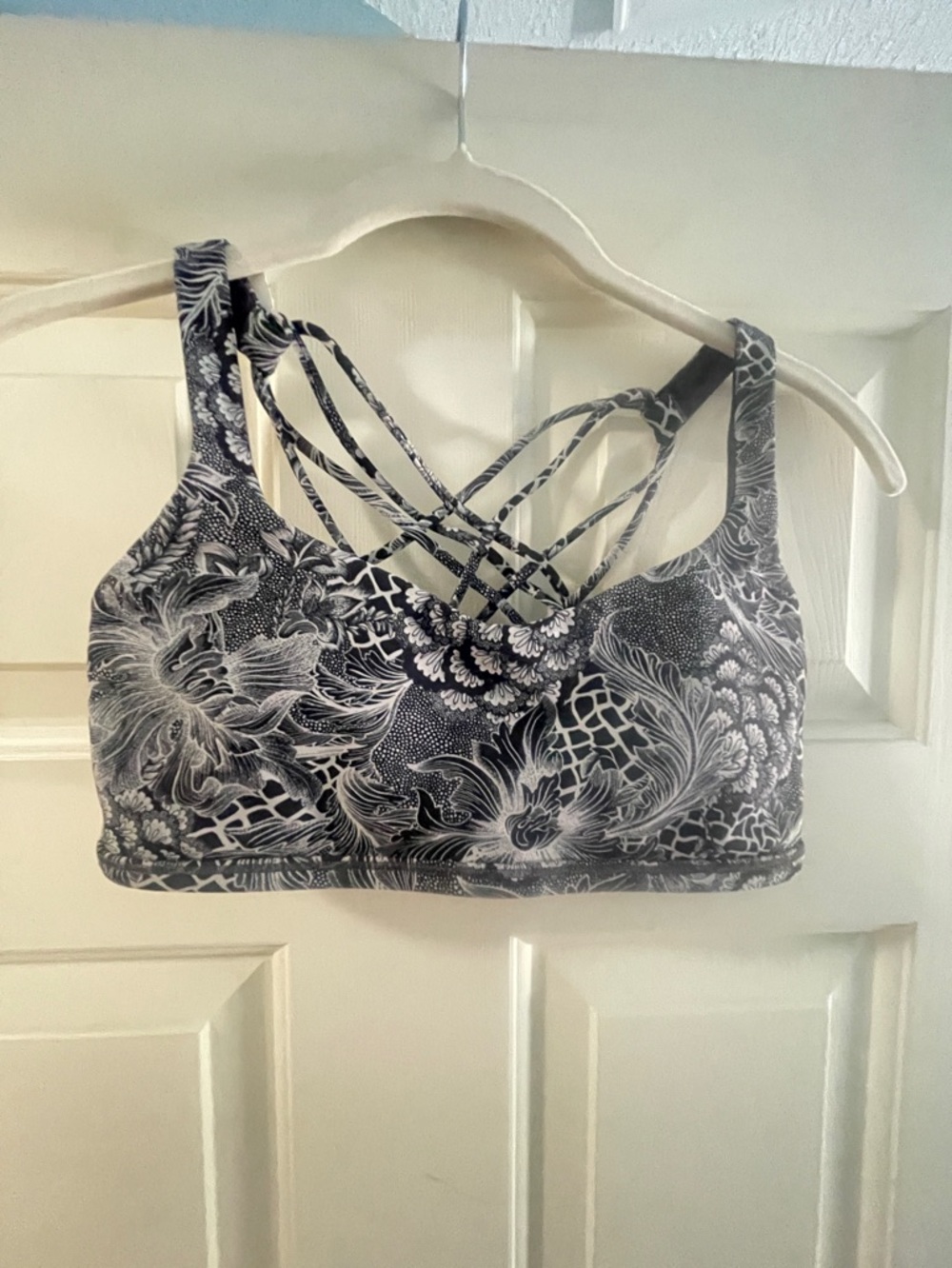 Lululemon sports bra size 6